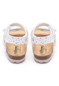 Sandales blanches avec des pois multicolores, brides réglables, semelle en liège et semelle en caoutchouc texturé. Adaptées à un usage décontracté.