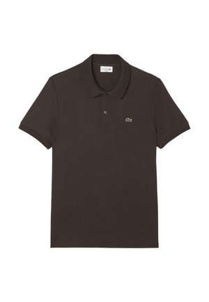 Polo di colore marrone scuro, maniche corte, colletto a punta, patte con tre bottoni, con un piccolo logo ricamato verde sul petto.