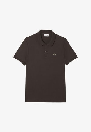 Ciemnobrązowa koszulka polo, krótki rękaw, złożony kołnierzyk, zapinana na trzy guziki, z małym zielonym haftowanym logo na piersi.