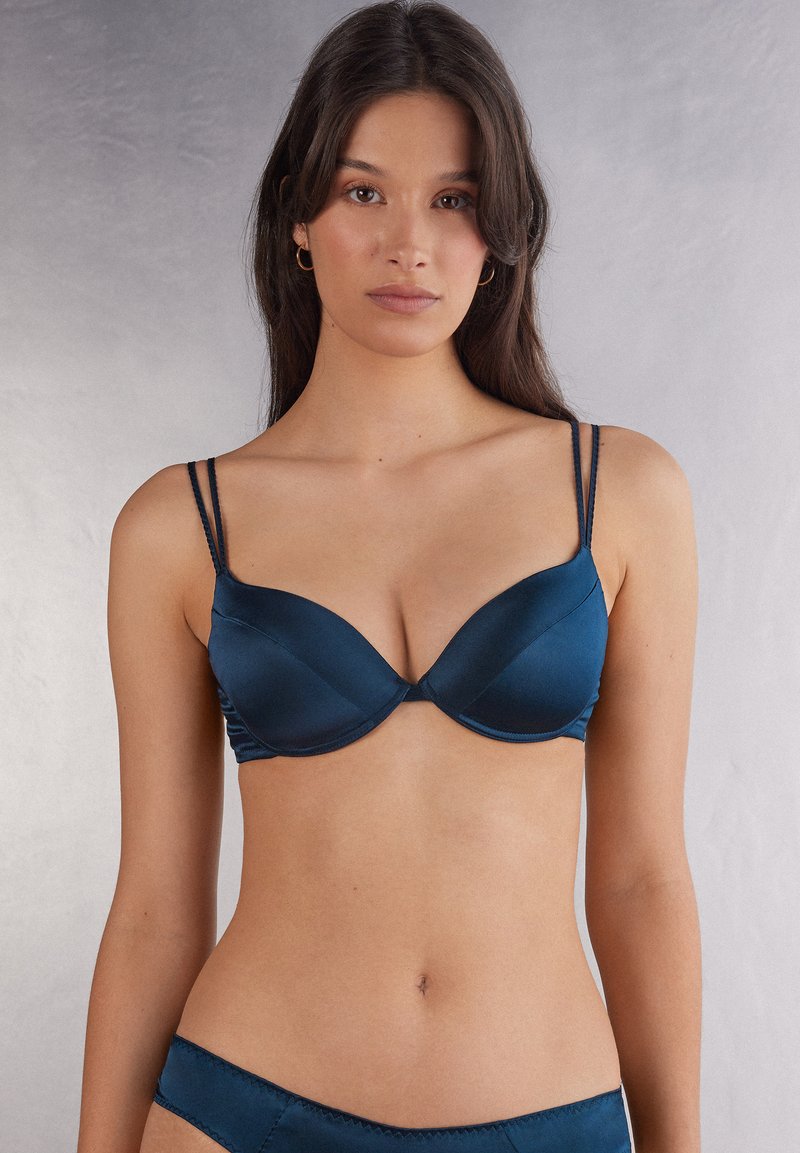 Navyblauer Satin-Push-up-BH mit dünnen verstellbaren Trägern, formgepressten Cups und nahtlosem Design. Glatte Textur mit subtiler Schimmer.