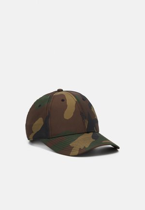 Baseballkasket med grøn, brun, beige og sort camouflagemønster, seks panels design og bøjede skygge på en ensfarvet lys baggrund.