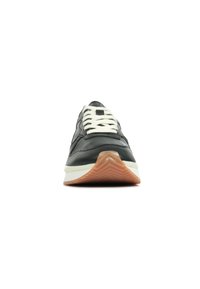 Sneaker in pelle nera con lacci bianchi, suola in gomma e battistrada color gomma. Presenta dettagli di cucitura e un design del vamp in rilievo.