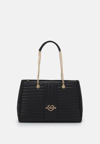 Svart vadderad handväska med guldkedjestraps och en hjärtformad logotyp som står "LOVE MOSCHINO" på framsidan.