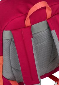 Kompakter Rucksack mit einem fuchsiafarbenen Stoff außen und einem grauen gepolsterten Rücken. Enthält orangefarbene Riemenakzente und Mesh-Details zur Belüftung.