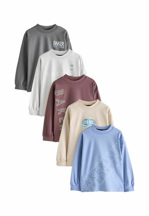 Cinque magliette a maniche lunghe con collo rotondo in grigio, bianco, bordeaux, beige e azzurro chiaro, ciascuna con diversi disegni stampati "BAKER".