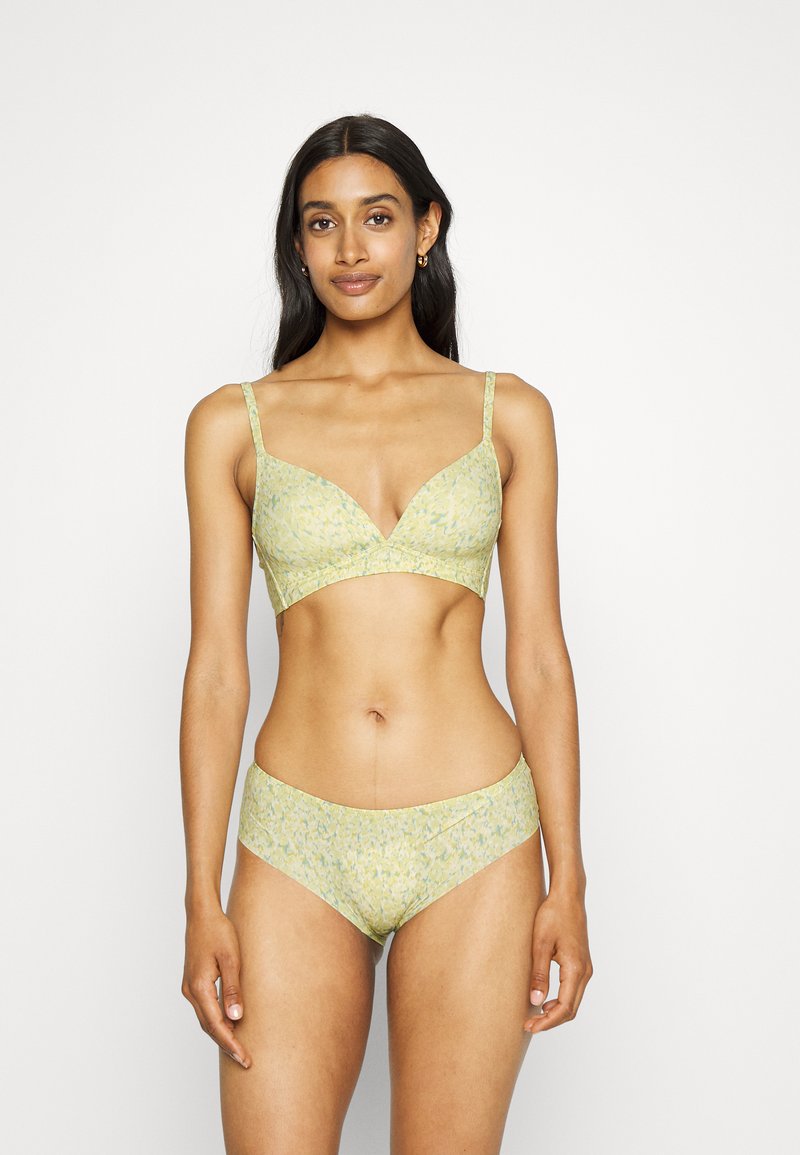 Conjunto de sutiã e cuecas com padrão floral em verde-claro, apresentando tecido suave, finas alças ajustáveis e um acabamento liso.