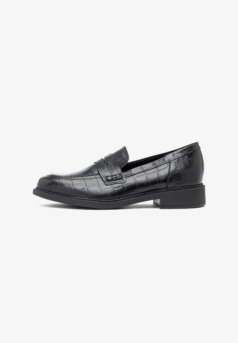 Μαύρο δερμάτινο μοκασίνι με υφή κροκόδειλου, χαμηλό τακούνι και διακοσμητικό λουράκι πάνω από την καμάρα, φαίνεται από το πλάι.