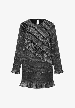 Zwarte jurk van gestructureerde stof, met gerufflede accenten, lange mouwen en een keyhole-rug. Uitlopende zoom en overal geplooide details.