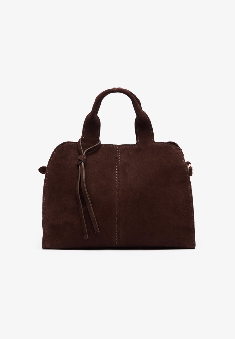Bolsa de camurça castanha com duas alças superiores, um detalhe de nó frontal e costura contrastante. Textura suave e forma estruturada.