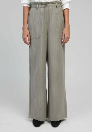 Pantalons à jambes larges en tissu gris clair avec des rayures verticales, dotés de deux poches avant et d'une taille ceinturée avec des doubles boutons.