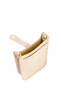 Lichtbeige leren pouch met een gestructureerde afwerking, gouden hardware en een drukknoopsluiting. Voorzien van een enkele strap en een interne kaartslot.