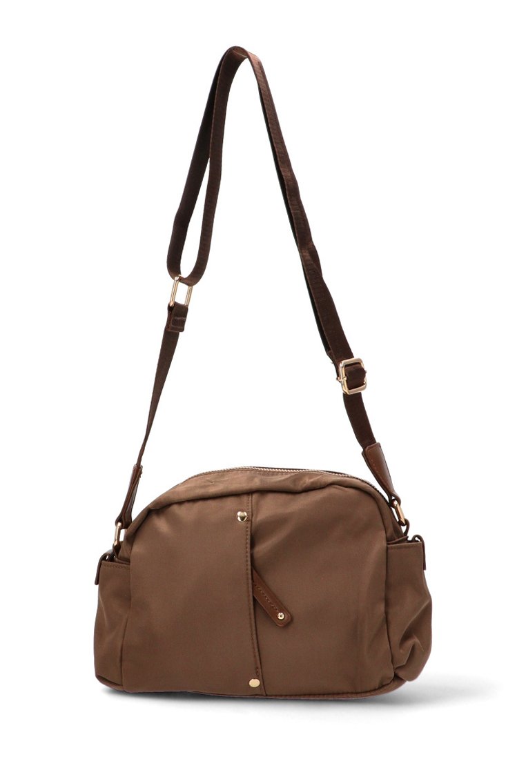 Bolso cruzado de nailon marrón con forma curvada, cierre de cremallera, correa ajustable y detalles en hardware de tono dorado. Cuenta con un bolsillo frontal.