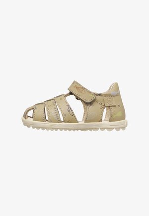 Sandalia infantil beige con estampado de peces, talón cerrado, correa ajustable de velcro y suela de goma blanca con agarre.