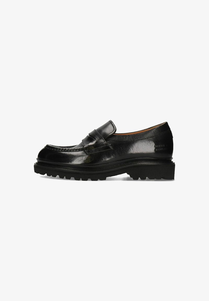 Schwarze Lederloafers mit glänzender Oberfläche, mit einem erhöhten Vorderband und einer robusten, strukturierten Sohle für besseren Halt. Klassisches Design, vielseitige Form.