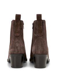 Stivali ankle in suede marrone con cerniera laterale, tacco corto e linguetta in tessuto sul retro. Superfici lisce e testurizzate, design classico.