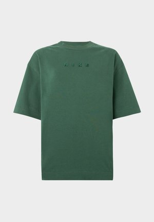 Dunkelgrünes T-Shirt mit kurzen Ärmeln und Rundhalsausschnitt, mit besticktem "NIKE"-Logo, das mittig auf der Brust platziert ist.