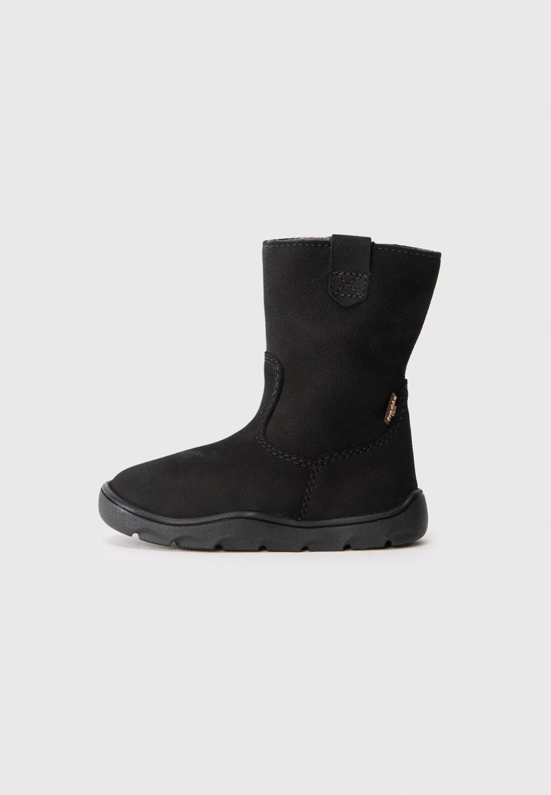 Botte d’hiver noire mi-mollet avec languette, tige en suède doux et semelle épaisse en caoutchouc pour une bonne accroche sur fond gris clair.