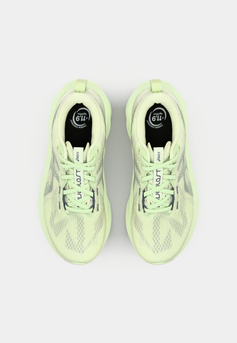 Scarpe da atletica verdi chiaro con tomaia in mesh testurizzato, lacci rotondi e una collare imbottito. Presentano un logo circolare sulla soletta.
