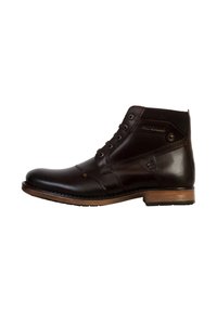 Botas de tobillo de cuero marrón con punta redonda, cordones en la parte delantera y tacón de madera de contraste. Textura suave con un detalle de costura mínimo.
