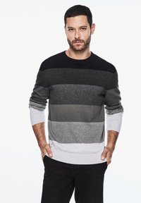 Pletený svetr s horizontálními pruhy v černé, tmavě šedé, středně šedé, světle šedé a bílé. Vybaven kulatým výstřihem a žebrovanými manžetami.