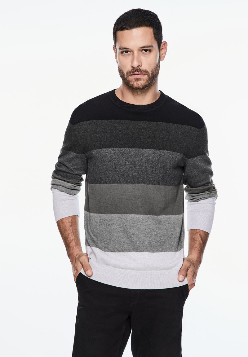 Pletený svetr s horizontálními pruhy v černé, tmavě šedé, středně šedé, světle šedé a bílé. Vybaven kulatým výstřihem a žebrovanými manžetami.