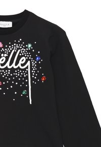 Felpa nera con un design testuale "Elle" in bianco, abbellita con strass colorati in varie forme e dimensioni attorno ad essa.