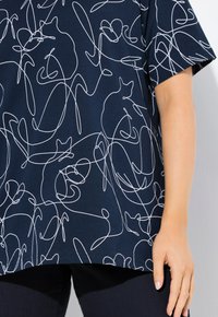 Ulla Popken SHORT SLEEVE TEE - Triko s potiskem - marine