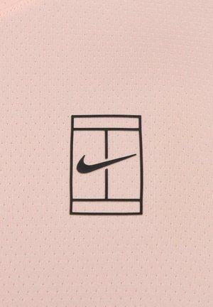 Różowy materiał z teksturowanym wzorem, z czarnym logo Nike oraz centralnie umieszczonym prostokątnym wzorem graficznym.