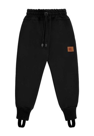 Czarne spodnie dresowe dla dzieci z elastycznym pasem, sznurkiem do regulacji, ściągaczami przy nogawkach, paskami na stopy oraz małą brązową łatką na udzie.