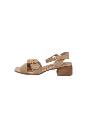 Sandalo in suede beige con tacco basso impilato, punta aperta, cinturino alla caviglia con fibbia dorata e dettaglio decorativo a catena dorata sulla fascia frontale.