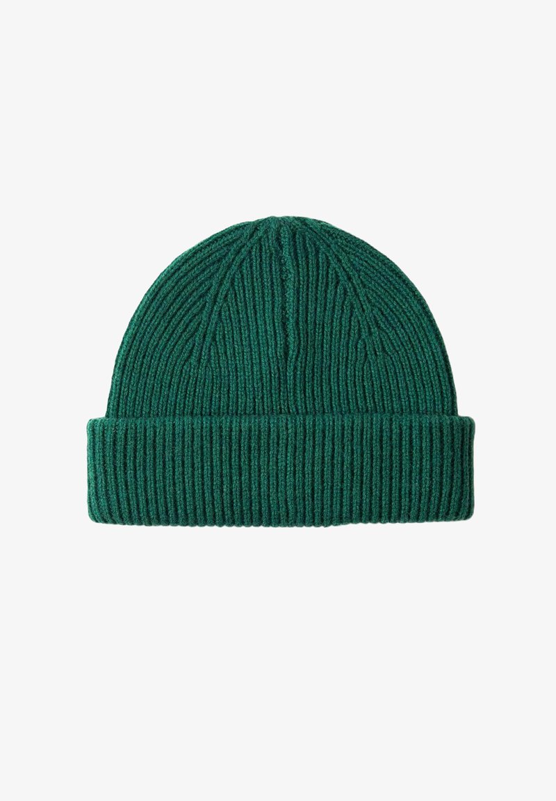 Žalias megztas beanie skrybėlė su raukšlėtu paviršiumi, turinti sulankstytą kraštą ir apvalų viršų. Pagaminta iš minkštos, šiltos medžiagos.