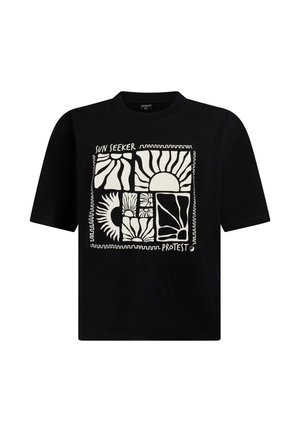 Zwart T-shirt met witte grafische afbeelding van gestileerde zonontwerpen in segmenten vierkanten, "SUN SEEKER" tekst boven en "PROTEST" tekst onder het ontwerp.