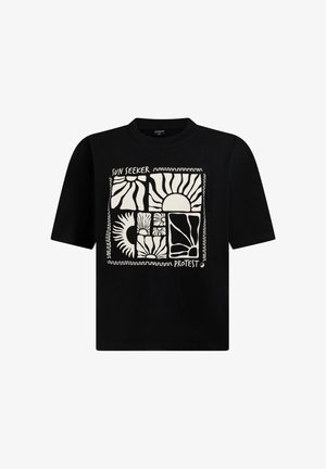 T-shirt noir avec un graphisme blanc représentant des motifs stylisés de soleils dans des carrés segmentés, texte "SUN SEEKER" au-dessus et texte "PROTEST" en dessous du design.