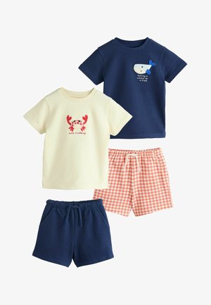 Kaksi taaperon lyhythihaista t-paitaa, joissa on meren eläinaiheiset kuviot—kerma valkoinen rapu, jossa teksti "gone crabbing", tummansininen valas, jossa teksti "having a whale of a time", parina tummansiniset ja oranssit ruutupöksyt.