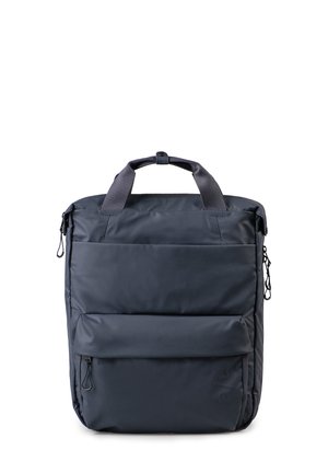 Zaino blu navy con esterno imbottito, doppi manici superiori, tasca frontale con zip e dettagli con zip laterali. Realizzato in tessuto resistente con una texture liscia.