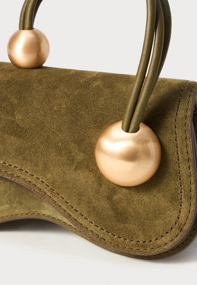 Ελιά χρωματιστή σουέντ τσάντα με στρογγυλεμένα μεταλλικά στοιχεία, διαθέτοντας δύο πράσινες λαβές και αντίθετη ραφή κατά μήκος των άκρων.