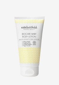 Hvit tube med bodylotion med et lyst gult blomstermønster. Teksten fremhever "Biocare Baby Body Lotion," hypoallergenisk, økologisk, vegan.