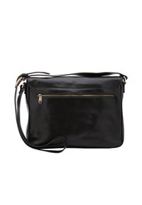 Borsa a tracolla nera in pelle con tasca frontale con zip, texture morbida, forma piatta e tracolla regolabile. Presenta elementi in metallo color oro.