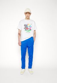 adidas Originals CLASSIC TP - Pantaloni de trening - bluebird/white