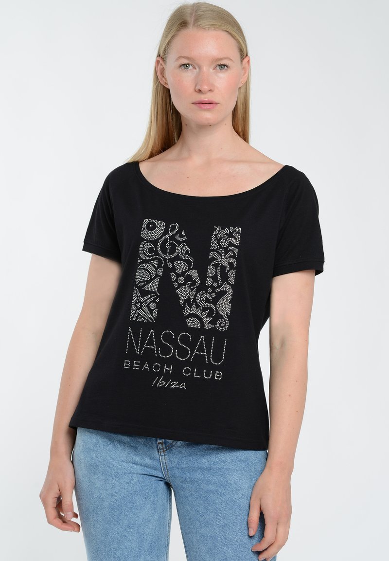 Czarna koszulka z krótkim rękawem z dużą dekoracyjną grafiką, w tym wzorami i napisem "NASSAU BEACH CLUB" w kolorze białym.