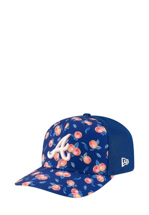 Casquette de baseball bleue avec un motif de pêches, logo brodé blanc et panneau arrière en maille. La visière présente un design floral avec des motifs de pêches et de feuilles.