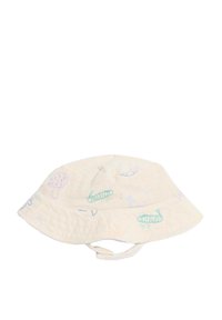 Chapeau seau en coton beige avec des motifs brodés colorés de chenilles, d'arbres et de fleurs ; possède une sangle sous le menton pour un maintien sécurisé.