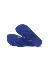 Infradito blu in gomma con suole texturizzate e sottili cinturini con logo. Il design è semplice e leggero.