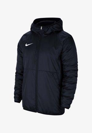 Giacca nera imbottita con cappuccio, chiusura con zip e polsini elastici. Presenta un logo Nike bianco sul lato sinistro del petto e tasche laterali.