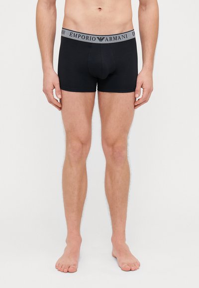 Čierne boxerky z bavlnenej zmesi s šedým elastickým pásom a logom "Emporio Armani". Priliehavý strih, krátke nohavice.