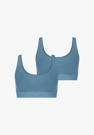 Bralette in cotone blu chiaro con un mix di materiali, dotato di spalline larghe e una texture liscia. Ognuno presenta un logo sulla fascia e un design semplice e senza cuciture.