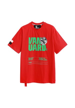 Camiseta roja de manga corta con texto verde "VANGUARD" y gráfico en blanco y negro, además de texto verde más pequeño "BINARY BEAST" y "ROBOTIC OVERLORD."