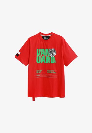Camiseta roja de manga corta con texto verde "VANGUARD" y gráfico en blanco y negro, además de texto verde más pequeño "BINARY BEAST" y "ROBOTIC OVERLORD."