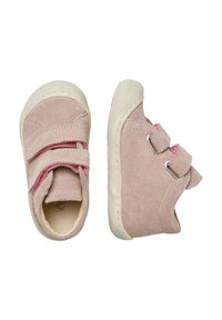 Scarpe per bambini in suede rosa con due fibbie in Velcro, punta arrotondata e suola in gomma; morbida al tatto e dettagli di fodera rosa a contrasto.