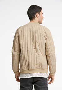 Lindbergh VERTICAL QUILTED JACKET - Chaqueta de entretiempo - dk sand